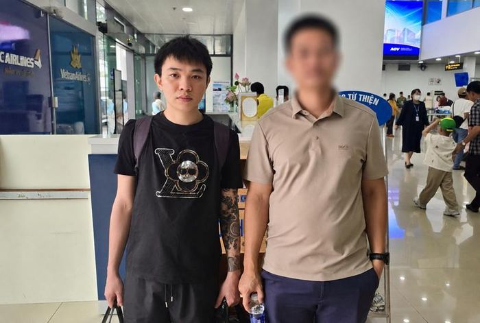 Đối tượng Lê Ngọc Báu (bên trái) bị bắt giữ khi đang lẩn trốn tại Gia Lai.