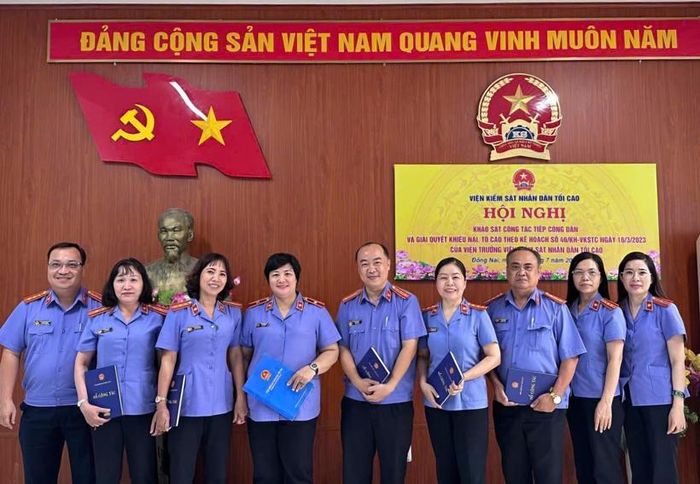  Đoàn công tác và lãnh đạo, công chức VKSND khu vực 2 thành phố Đồng Nai.