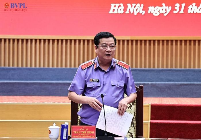 Đồng chí Trần Thế Kính, Vụ trưởng Vụ 9 phát biểu tiếp thu, lĩnh hội những ý kiến chỉ đạo sâu sắc của đồng chí Nguyễn Đức Thái, Phó Viện trưởng VKSND tối cao tại buổi Tọa đàm.