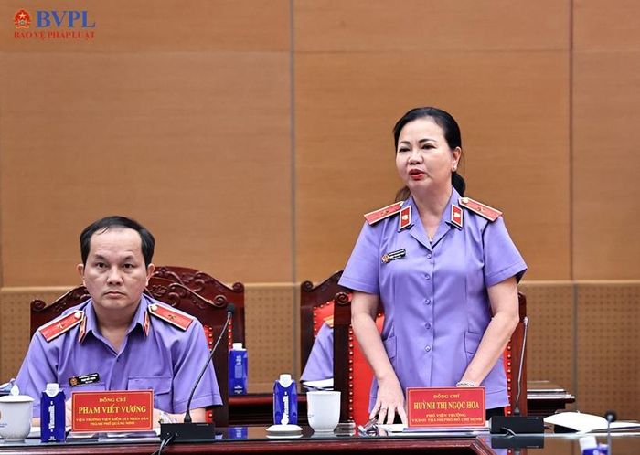 Đồng chí Huỳnh Thị Ngọc Hoa, Phó Viện trưởng VKSND TP.HCM trình bày tham luận.