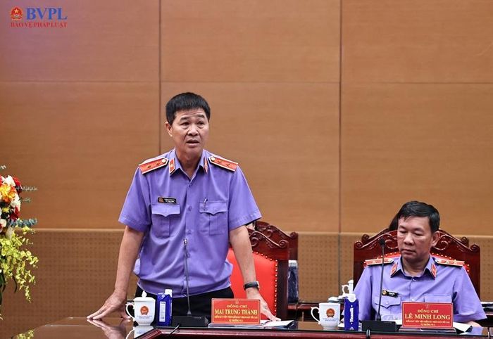 Đồng chí Mai Trung Thành, Vụ trưởng Vụ 1, VKSND tối cao phát biểu tham luận.
