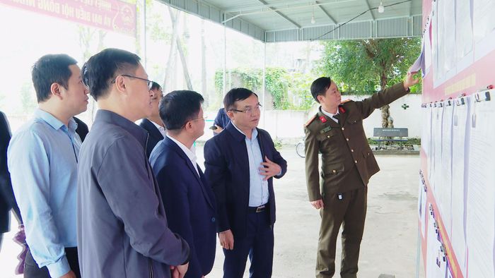 Đồng chí Ngọc Kim Nam - Ủy viên Ban Thường vụ, Trưởng ban Tuyên giáo và Dân vận Tỉnh ủy kiểm tra công tác chuẩn bị bầu cử tại xóm Liên Chung, xã Cát Ngạn. Ảnh: Thành Trung