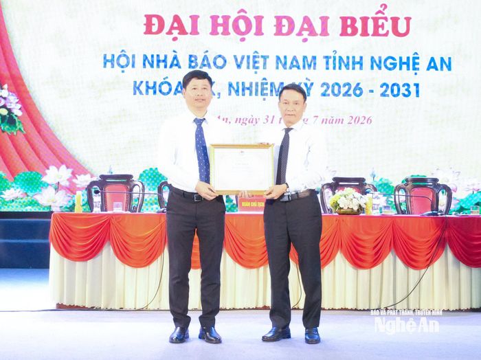 Đồng chí Nguyễn Đức Lợi - Nguyên Ủy viên Trung ương Đảng, Phó Chủ tịch Thường trực Hội Nhà báo Việt Nam tặng Bằng khen cho Hội Nhà báo Nghệ An. Ảnh: Mai Hoa