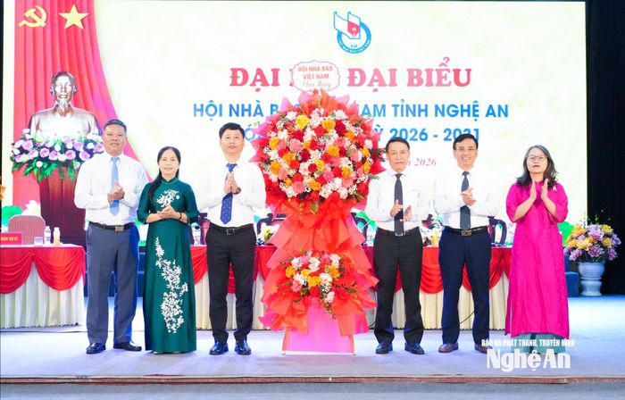 Lãnh đạo Hội Nhà báo Việt Nam tặng hoa chúc mừng Đại hội. Ảnh: Mai Hoa
