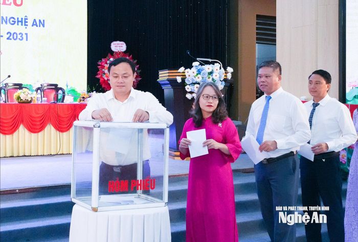Các đại biểu tham gia bỏ phiếu bầu đại biểu đi dự Đại hội Hội Nhà báo Việt Nam. Ảnh: Mai Hoa