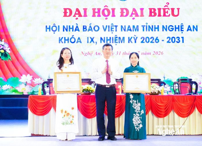 Đồng chí Thái Văn Thành - Phó Chủ tịch UBND tỉnh tặng Bằng khen của UBND tỉnh cho 2 tập thể. Ảnh: Mai Hoa
