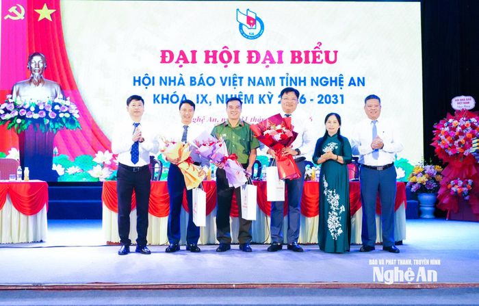 Lãnh đạo Hội Nhà báo Việt Nam tỉnh Nghệ An tặng hoa các đồng chí Ban Chấp hành khóa VIII, thôi tham gia khóa IX. Ảnh: Mai Hoa