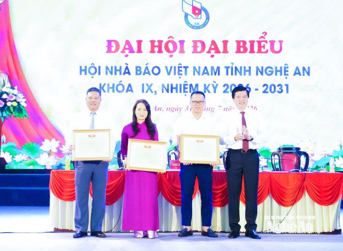 Đồng chí Nguyễn Đình Hùng - Ủy viên Ban Thường vụ Tỉnh ủy, Phó Chủ tịch Thường trực Ủy ban MTTQ Việt Nam tặng Bằng khen cho 1 tập thể và 2 cá nhân có nhiều đóng góp trong công tác an sinh xã hội. Ảnh: Mai Hoa