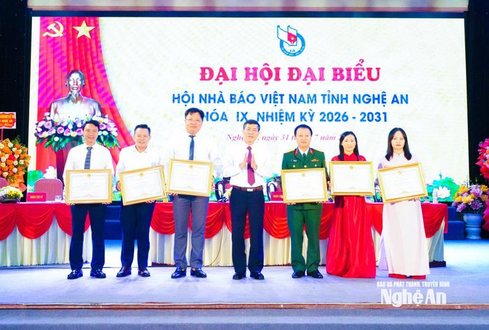 Đồng chí Thái Văn Thành - Phó Chủ tịch UBND tỉnh tặng Bằng khen của UBND tỉnh cho 6 cá nhân. Ảnh: Mai Hoa