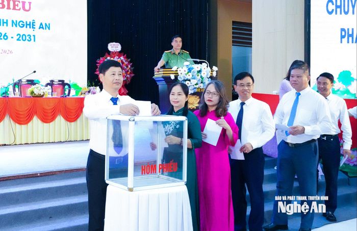 Đoàn Chủ tịch Đại hội tham gia bỏ phiếu bầu Ban Chấp hành Hội Nhà báo Việt Nam tỉnh Nghệ An khóa IX. Ảnh: Mai Hoa