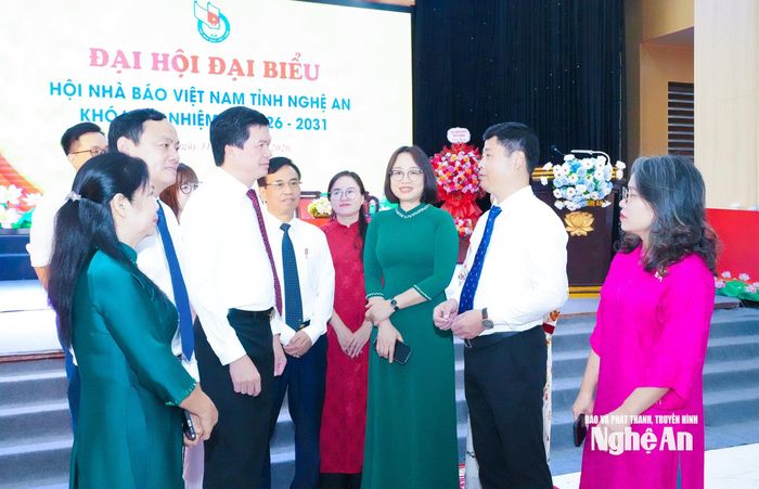 Các đại biểu thảo luận bên lề Đại hội. Ảnh: Mai Hoa