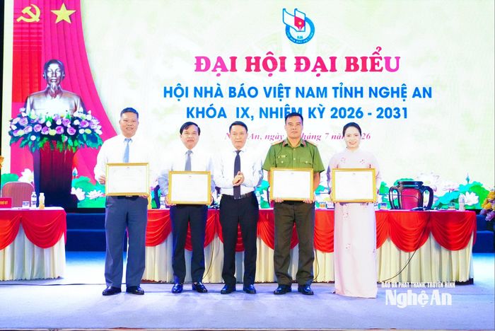 Đồng chí Nguyễn Đức Lợi – Nguyên Ủy viên Trung ương Đảng, Phó Chủ tịch Thường trực Hội Nhà báo Việt Nam tặng Bằng khen cho các cá nhân. Ảnh: Mai Hoa
