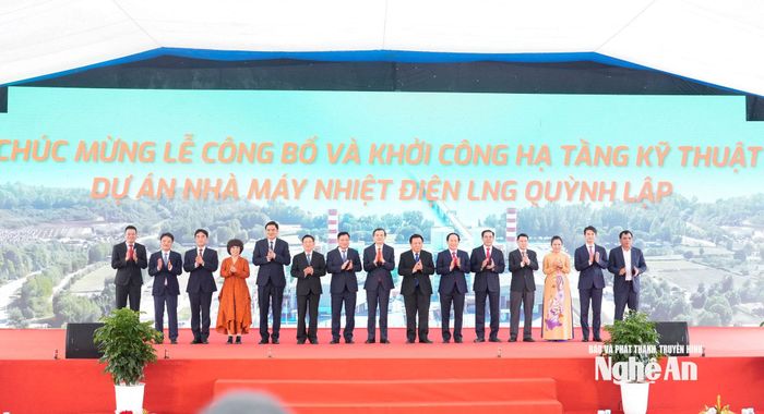 Các đồng chí lãnh đạo Đảng, Nhà nước, bộ, ngành Trung ương, tỉnh Nghệ An, nhà đầu tư chụp ảnh lưu niệm tại Lễ công bố và khởi công hạ tầng kỹ thuật Dự án Nhà máy Nhiệt điện LNG Quỳnh Lập vào sáng 18/5. Ảnh: Phạm Bằng
