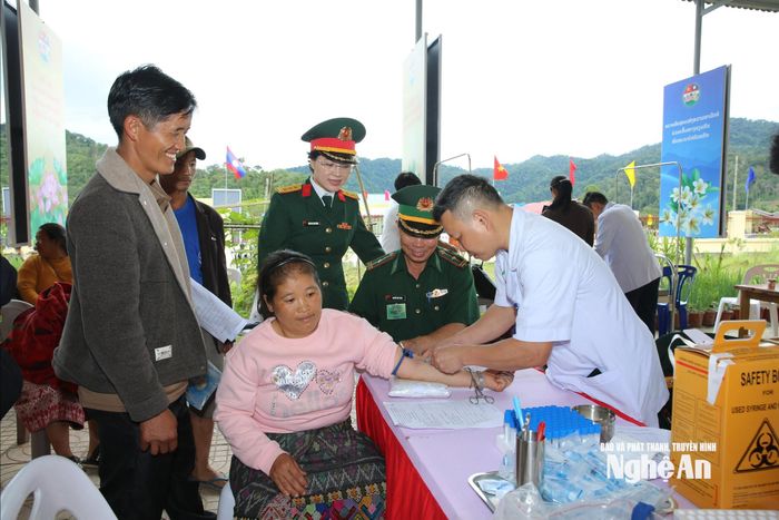Hoạt động khám, chữa bệnh, cấp phát thuốc miễn phí cho người dân có hoàn cảnh khó khăn khu vực biên giới Lào. Ảnh: Khánh Toàn