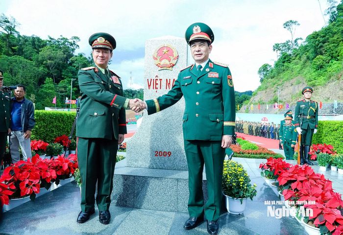 Đại tướng Phan Văn Giang và Đại tướng Khamliang Outhakaysone chụp ảnh lưu niệm bên cột mốc 460 phía Việt Nam. Ảnh: Hải Thượng