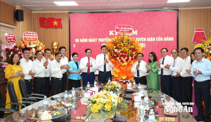 Lãnh đạo tỉnh Nghệ An chúc mừng Ban Tuyên giáo và Dân vận Tỉnh ủy. Ảnh: Nguyễn Toàn