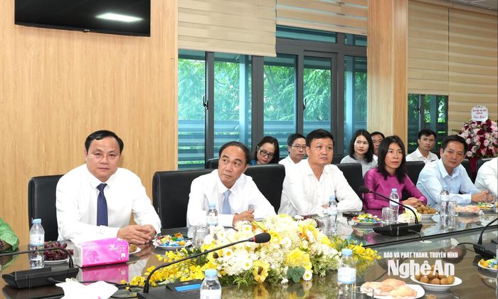 Lãnh đạo, công chức Ban Tuyên giáo và Dân vận Tỉnh ủy tiếp đoàn công tác của tỉnh. Ảnh: Nguyễn Toàn