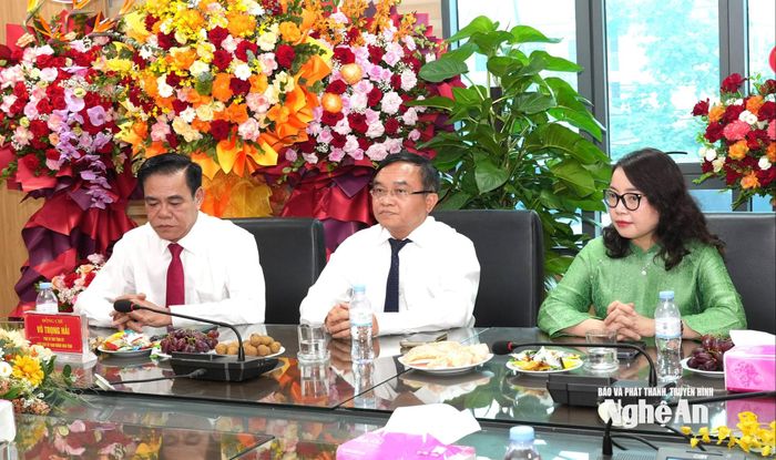 Phó Bí thư Tỉnh ủy, Chủ tịch UBND tỉnh Võ Trọng Hải cùng đoàn công tác của tỉnh chúc mừng Ban Tuyên giáo và Dân vận Tỉnh ủy. Ảnh: Nguyễn Toàn