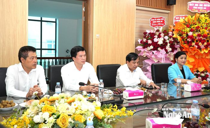 Các thành viên đoàn công tác của tỉnh chúc mừng Ban Tuyên giáo và Dân vận nhân ngày truyền thống ngành Tuyên giáo của Đảng. Ảnh: Nguyễn Toàn