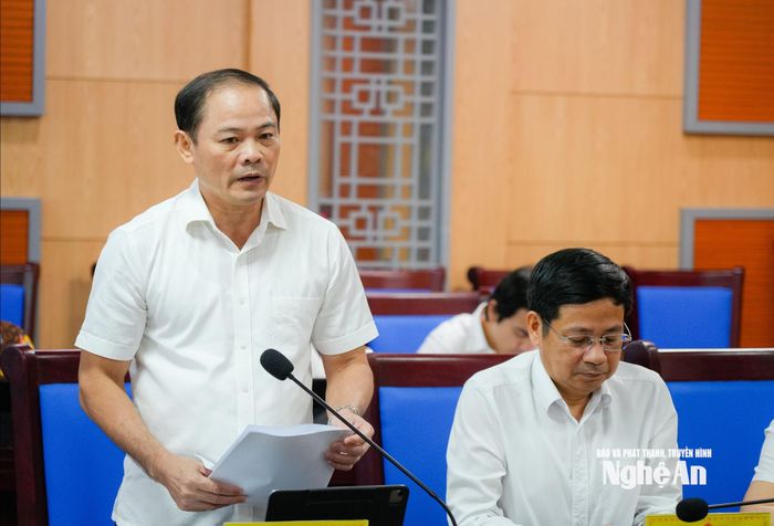 Đồng chí Phạm Thành Chung - Trưởng Ban Pháp chế HĐND tỉnh báo cáo Kế hoạch giám sát chuyên đề của HĐND tỉnh. Ảnh: TL