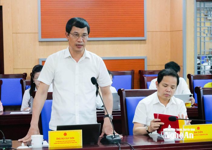 Đồng chí Bùi Duy Sơn - Ủy viên Ban Chấp hành Đảng bộ tỉnh, Chánh Văn phòng Đoàn ĐBQH và HĐND tỉnh báo cáo đánh giá, rút kinh nghiệm công tác tổ chức Kỳ họp thứ 4 của HĐND tỉnh. Ảnh: TL