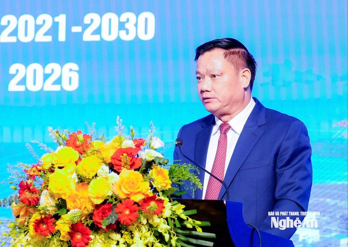 Đồng chí Nguyễn Khắc Thận - Ủy viên Trung ương Đảng, Bí thư Tỉnh ủy, Trưởng đoàn ĐBQH tỉnh tại hội nghị. Ảnh: Phạm Bằng