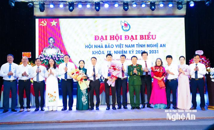 Lãnh đạo Hội Nhà báo Việt Nam và tỉnh Nghệ An tặng hoa chúc mừng Ban Chấp hành Hội Nhà báo Việt Nam tỉnh Nghệ An khóa IX. Ảnh: Mai Hoa