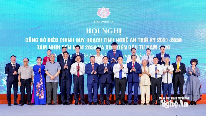 Các đồng chí nguyên lãnh đạo, lãnh đạo Đảng, Nhà nước, tỉnh Nghệ An và các chuyên gia, nhà đầu tư chụp ảnh lưu niệm. Ảnh: Phạm Bằng