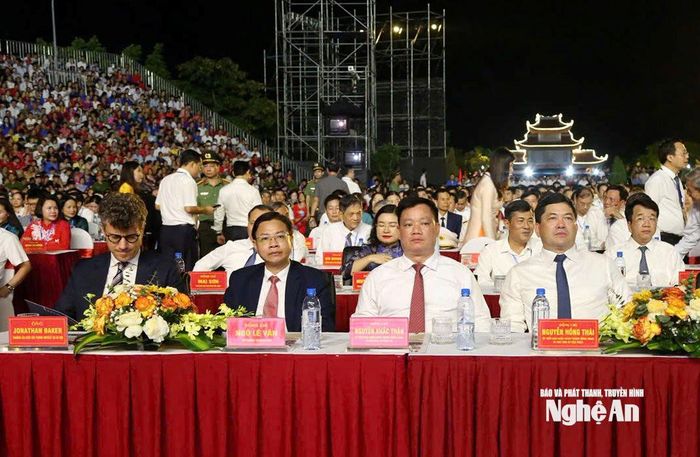 Đồng chí Nguyễn Khắc Thận - Ủy viên Trung ương Đảng Bí thư Tỉnh ủy, Trưởng đoàn ĐBQH tỉnh Nghệ An dự lễ. Ảnh: N.H