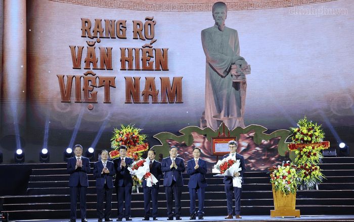 Phó Thủ tướng Thường trực tặng hoa chúc mừng lãnh đạo tỉnh Hưng Yên và tặng hoa Trưởng Đại diện UNESCO tại Việt Nam. Ảnh: VGP/Phương Nguyên