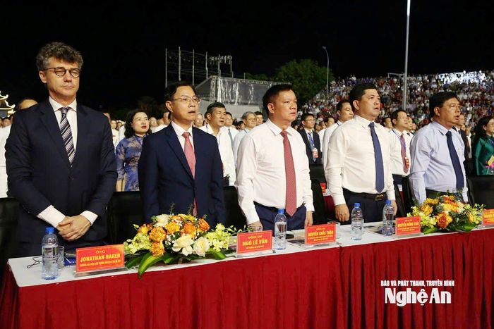 Các đại biểu thực hiện nghi thức chào cờ trước khi bắt đầu lễ kỷ niệm. Ảnh: VGP/Phương Nguyên