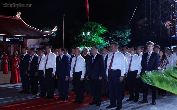 Các đồng chí lãnh đạo Đảng, Nhà nước; nguyên lãnh đạo Đảng, Nhà nước cùng đại biểu dâng hương tưởng niệm Danh nhân văn hóa Lê Quý Đôn. Ảnh: VGP/Phương Nguyên