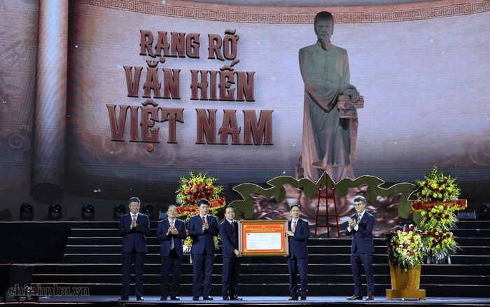Ông Jonathan Wallace Baker - Trưởng Đại diện UNESCO tại Việt Nam trao Nghị quyết của UNESCO vinh danh và cùng tham gia kỷ niệm 300 năm ngày sinh Danh nhân văn hóa Lê Quý Đôn (1726-2026) cho đại diện Việt Nam và tỉnh Hưng Yên. Ảnh: VGP/Phương Nguyên