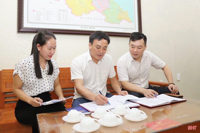 Cán bộ Phòng Công tác Quốc hội trao đổi, thảo luận các nội dung cần chuẩn bị cho kỳ họp.