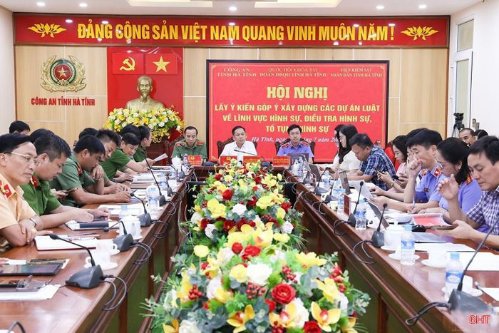 Đoàn ĐBQH tỉnh Hà Tĩnh phối hợp với Công an tỉnh, Viện KSND tỉnh tổ chức hội nghị lấy ý kiến góp ý đối với các dự án luật.
