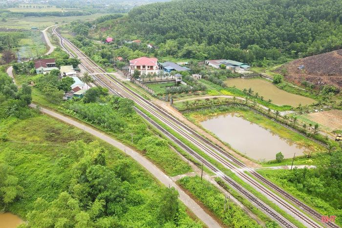Các vị trí lối đi tự mở được đóng, xóa bỏ nằm trong khu vực Km 351 tuyến đường sắt Bắc - Nam ở ga Yên Duệ, xã Thượng Đức.