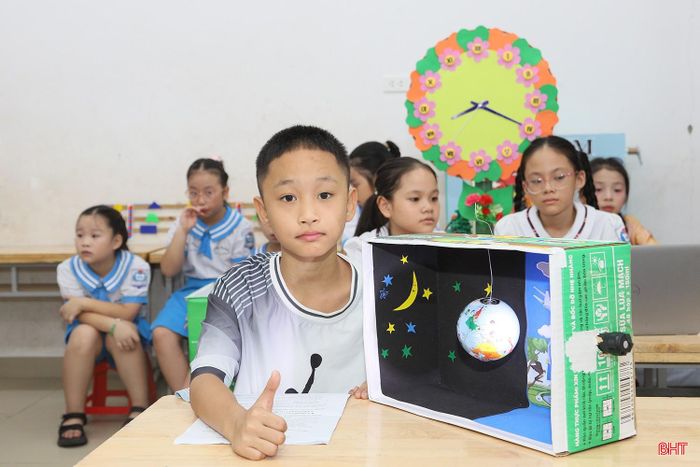 Thí sinh tự tin giới thiệu với Ban Giám khảo các giải pháp tại Cuộc thi Sáng tạo thanh thiếu niên, nhi đồng lần thứ 17 năm 2026.