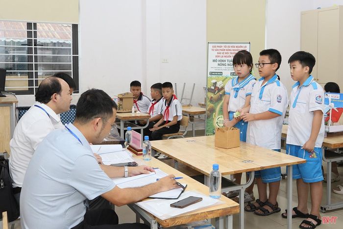 Các thí sinh Trường Tiểu học Thạch Trung (phường Trần Phú) trình bày giải pháp "Xà bông cây xoan leo".