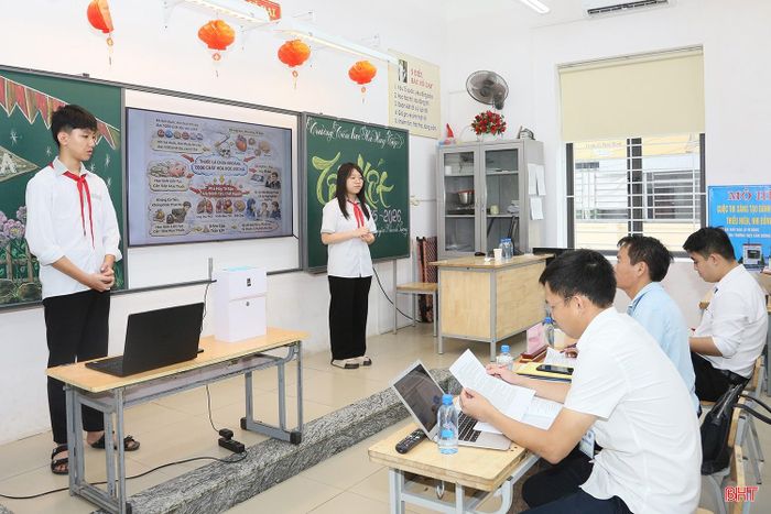 Thí sinh Nguyễn Minh Đức và Nguyễn Ngọc Trân Châu (Trường THCS Trung Lương, phường Bắc Hồng Lĩnh) giới thiệu giải pháp "Thiết bị giám sát, cảnh báo học sinh hút thuốc lá".