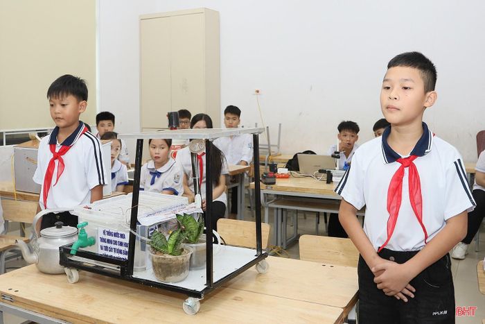 Thí sinh Phan Đức Phúc và Phan Minh Hưng (Trường Tiểu học Sơn Trà, xã Tứ Mỹ) trình bày giải pháp "Hệ thống nước mưa thông minh cho sinh hoạt và tưới cây tự động bằng năng lượng mặt trời".