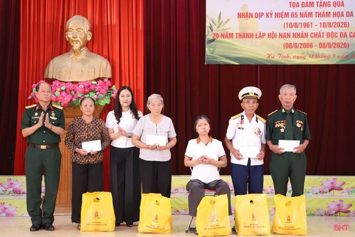 Phó Chủ tịch Ủy ban MTTQ tỉnh Phạm Thị Thu Hà, Chủ tịch Hội Nạn nhân chất độc da cam/Dioxin tỉnh Nguyễn Minh Nguyên trao hỗ trợ mô hình sinh kế cho gia đình các nạn nhân.
