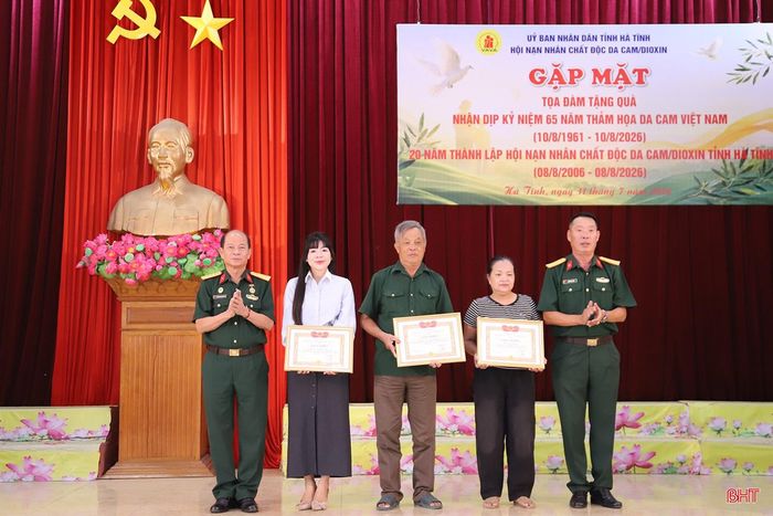 Trao giấy khen của Hội Nạn nhân chất độc da cam/Dioxin tỉnh Hà Tĩnh cho các tập thể, cá nhân.