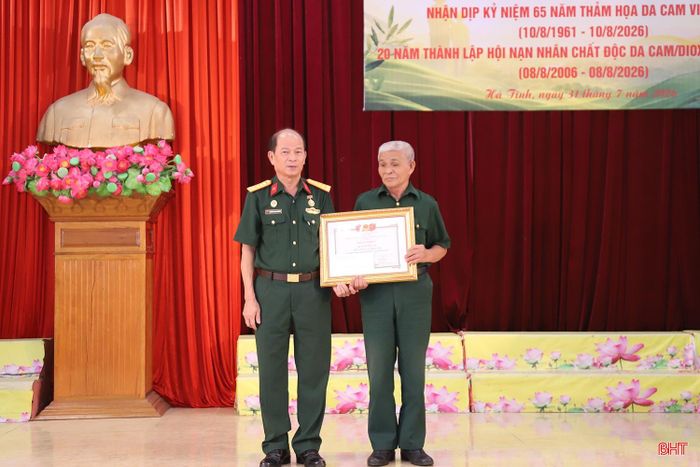 Lãnh đạo Hội Nạn nhân chất độc da cam/Dioxin tỉnh Hà Tĩnh trao bằng khen của Hội Nạn nhân chất độc da cam/Dioxin Việt Nam cho ông Nguyễn Đình Thi - nạn nhân da cam tại xã Can Lộc.