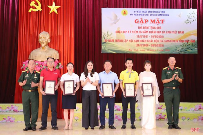Trao chứng nhận "Tấm lòng vàng" cho các đơn vị tài trợ.
