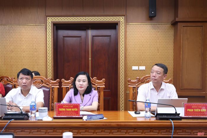 Chủ tịch UBND tỉnh Phan Thiên Định và đại biểu dự buổi làm việc.
