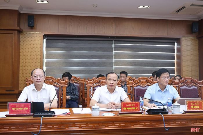 Phó Bí thư Thường trực Tỉnh ủy Nguyễn Hồng Lĩnh và đại biểu tham dự buổi làm việc.