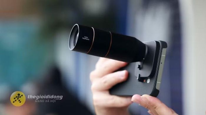 Phụ kiện tele gắn ngoài mở ra khác biệt ở góc chụp và khả năng tiếp cận chủ thể xa trên smartphone.