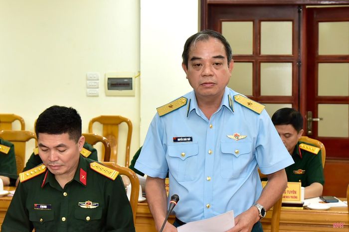 Thiếu tướng Nguyễn Xuân Thủy - Cục trưởng Cục Phòng không lục quân, Quân chủng Phòng không - Không quân báo cáo kết quả kiểm tra công tác phòng không nhân dân tại tỉnh Hà Tĩnh.