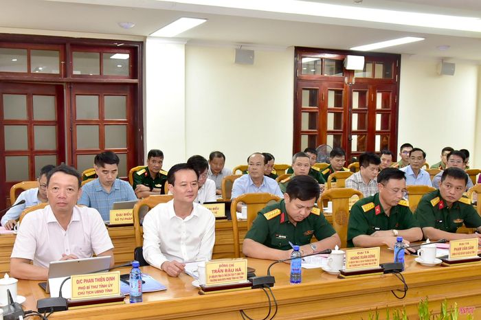 Đồng chí Phan Thiên Định – Phó Bí thư Tỉnh ủy, Chủ tịch UBND tỉnh và đại biểu tham dự buổi làm việc.