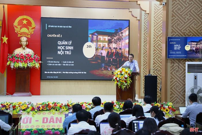 Phó Hiệu trưởng Trường THCS&amp;THPT Dân tộc nội trú Hà Tĩnh Đặng Bá Hải trình bày chuyên đề "Quản lý học sinh nội trú".